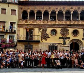 Tarazona celebra la imposición del pañuelo de fiestas a los nacidos en 2021 