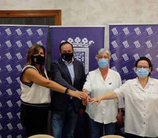 El Ayuntamiento firma convenio con Cáritas