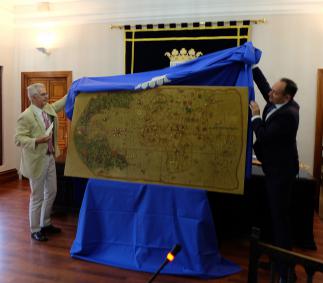 El Salón de Plenos luce la única copia manuscrita de la “Carta Naval de Juan de la Cosa” en Aragón