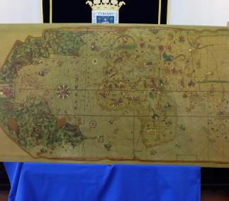 El Salón de Plenos luce la única copia manuscrita de la “Carta Naval de Juan de la Cosa” en Aragón