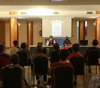  El Centro de Mayores acogió ayer el “Encuentro entre escritores y lectores” con Juan Bolea
