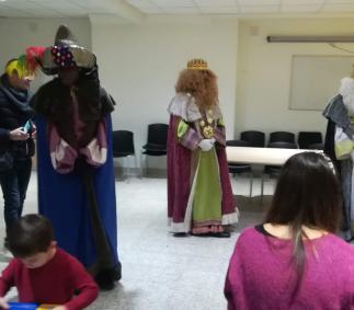 Los Reyes Magos entrengan los regalos del sorteo de la Asociacion de Comercio